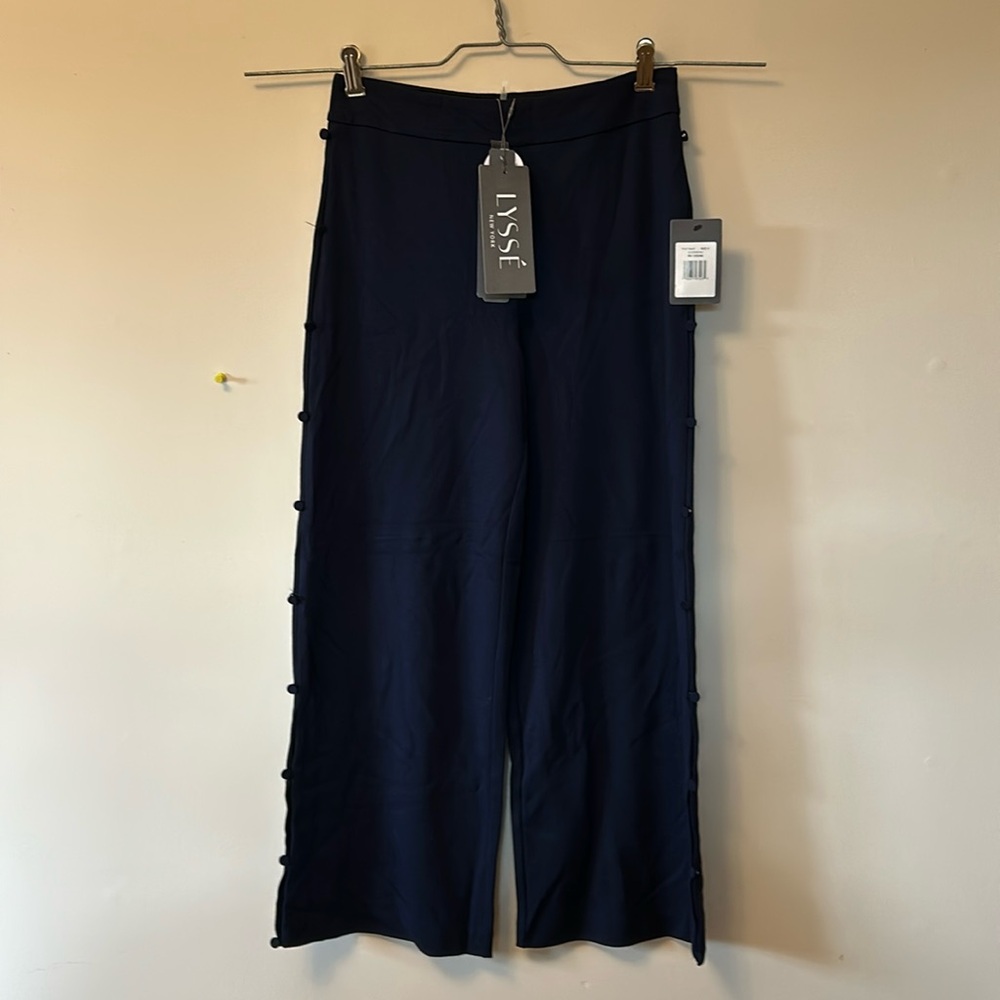 Lysse navy capris size small with tags attached